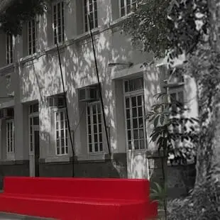Banco Vermelho do Pátio
